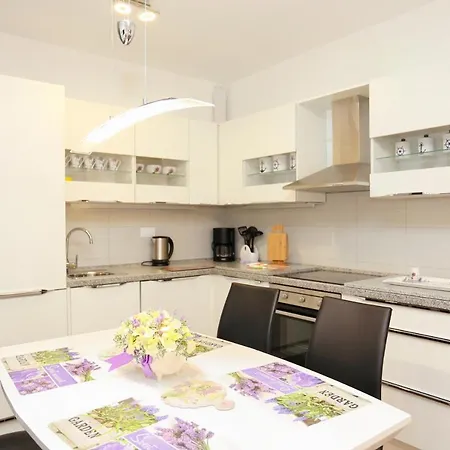 With A Parking Space - 11863 Спліт