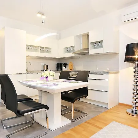 Апартаменти With A Parking Space - 11863 *